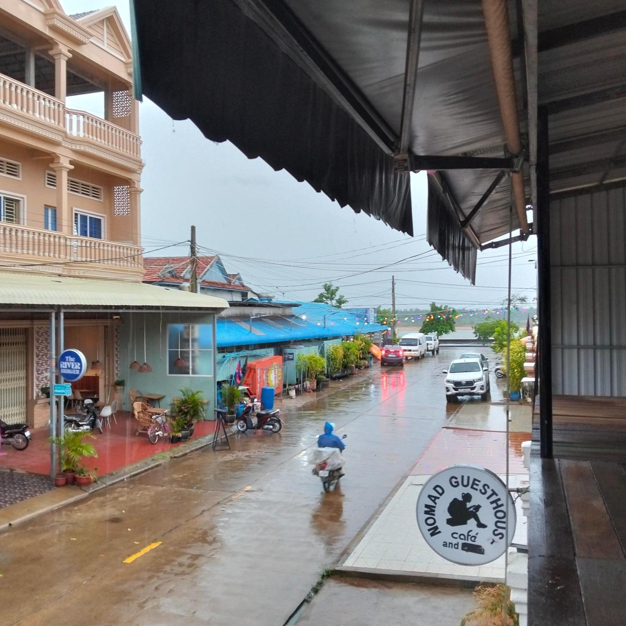 Nomad Guesthouse Kratie Exterior foto