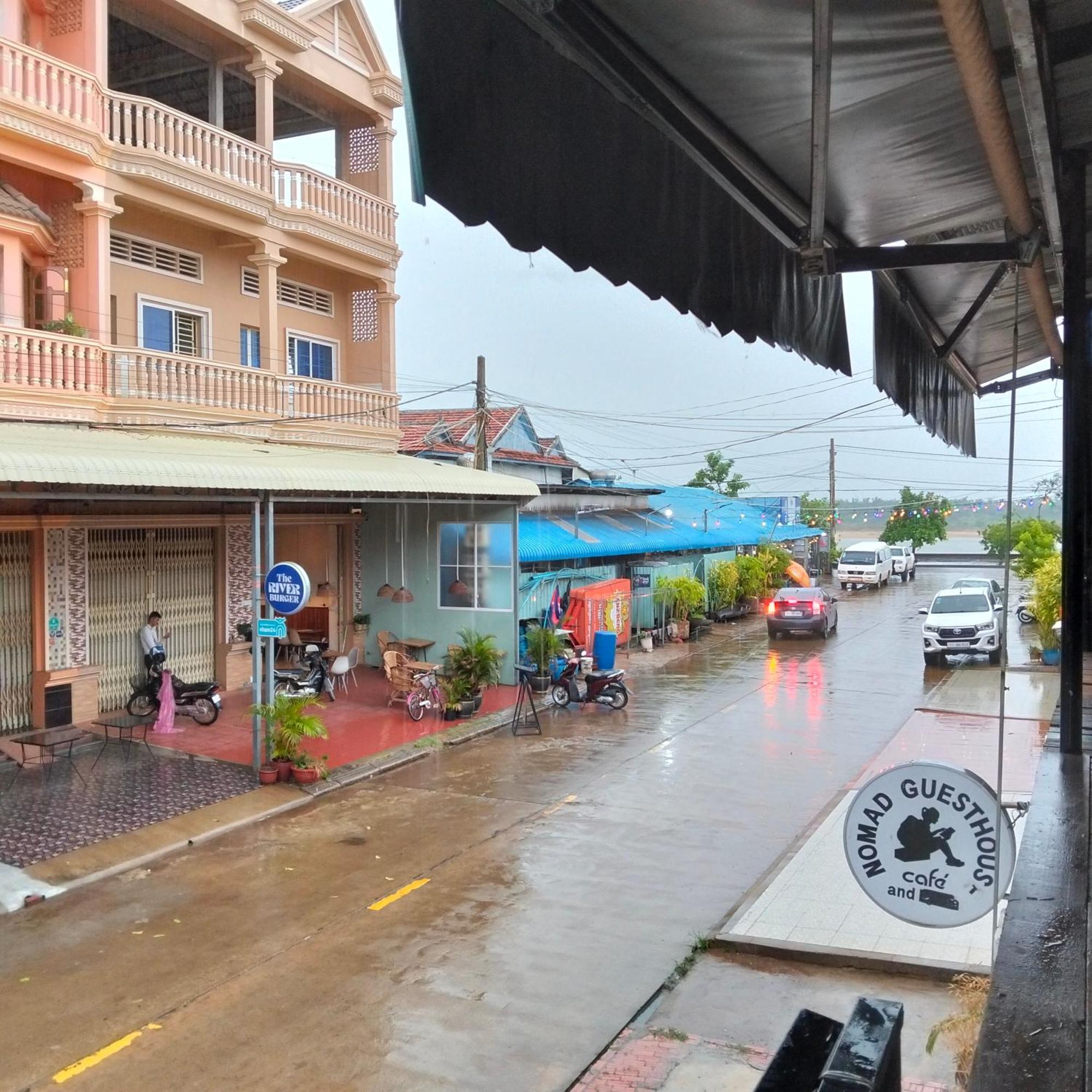 Nomad Guesthouse Kratie Exterior foto